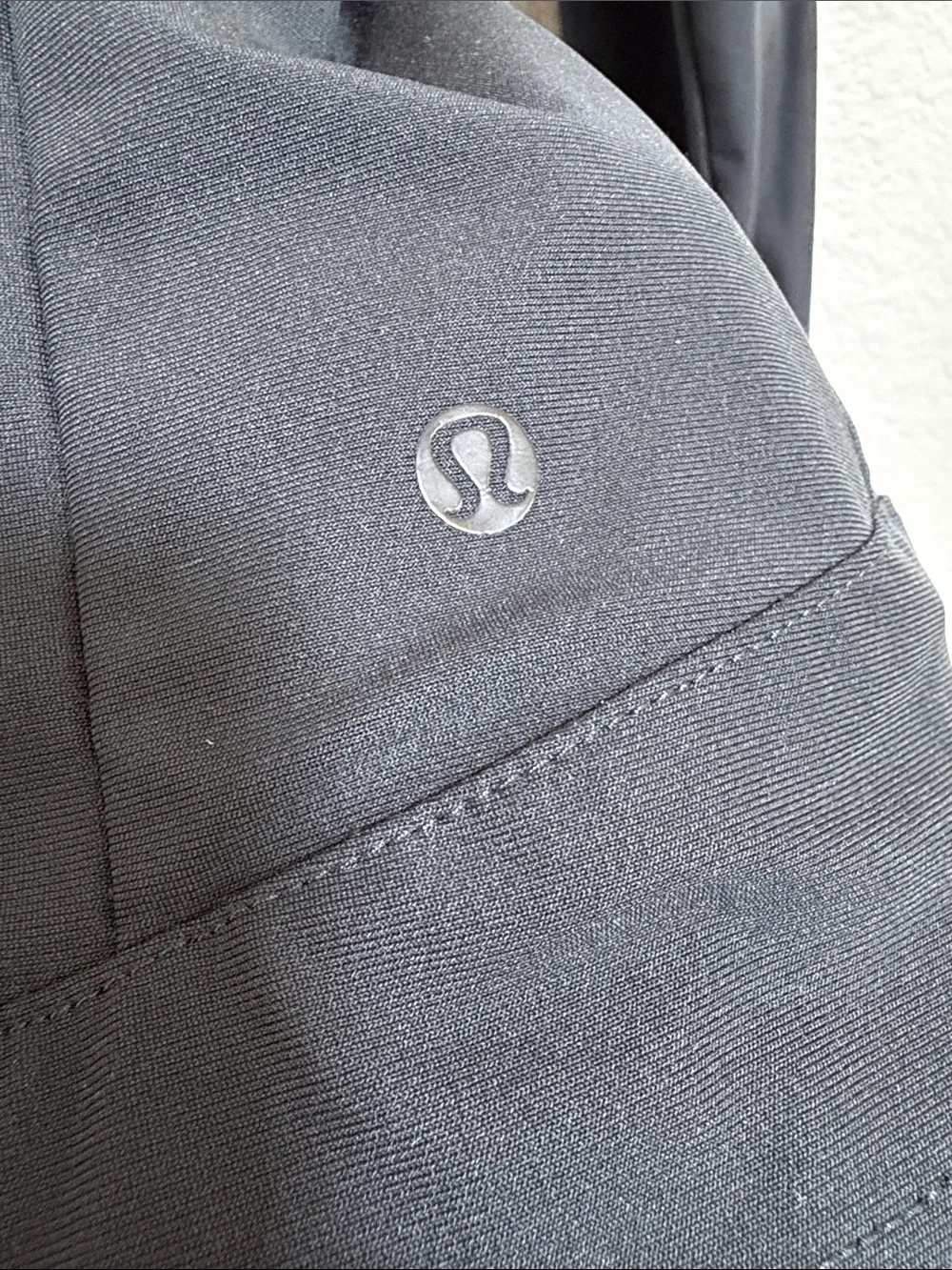 Lululemon Athletica men’s black runners jacket windbreaker with vents and hoodie